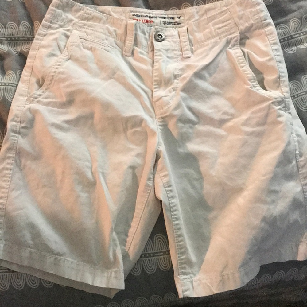 Men’s white American Eagle shorts